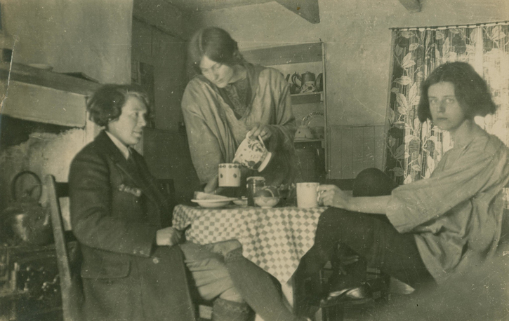 Vera 'Jack' Holme (left) and Dorothy Johnstone (standing)