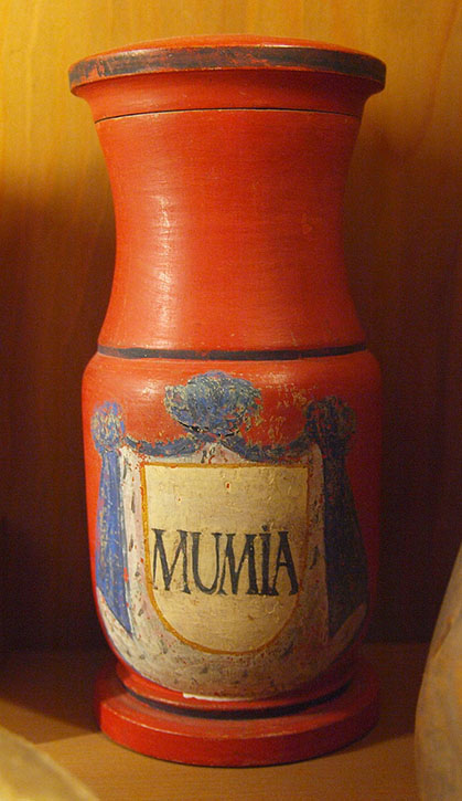 Apothecary vessel (albarello) with inscription ('MUMIA')