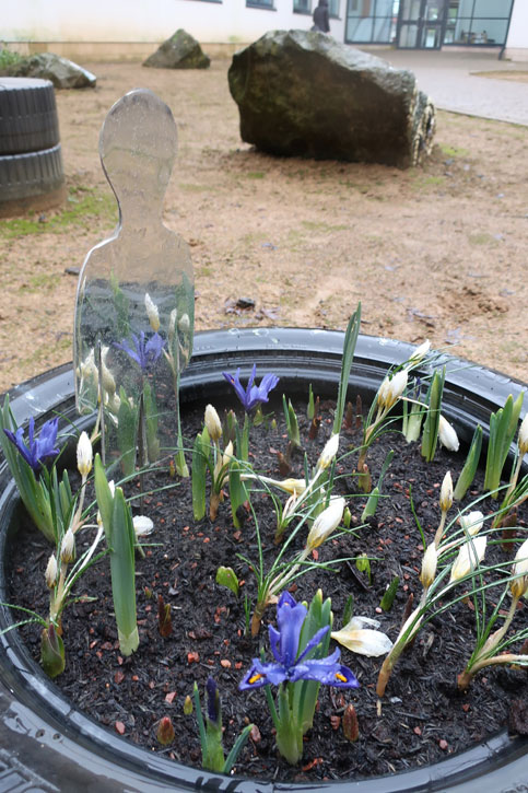 A plant pot is a perfect place for your completed sculpture