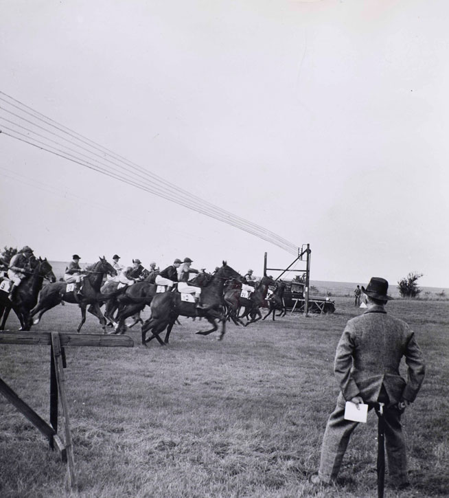 Sir Alfred Munnings at the start of a race