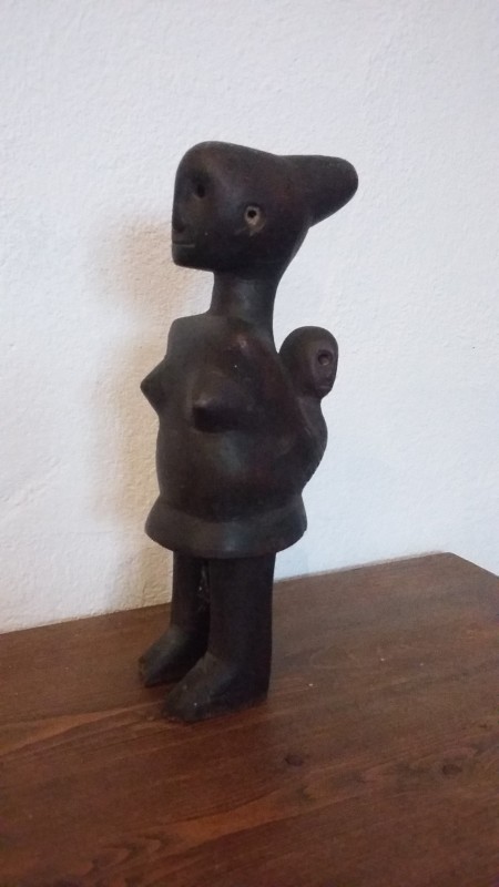 The African wooden carving in 'The Discussion'