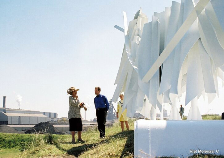 Robert Erskine talks to Queen Beatrix of the Netherlands in front of 'White Rhythm'