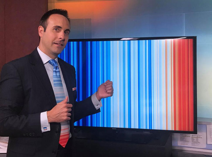 Jeff Berardelli wearing the warming-stripes graphic as a tie