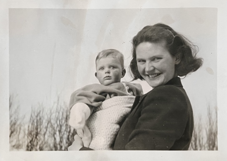 Jean Peace holding her second daughter, Juliet, in March 1947