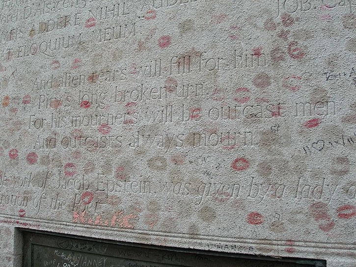Verse on the back of Oscar Wilde's tomb, 2009