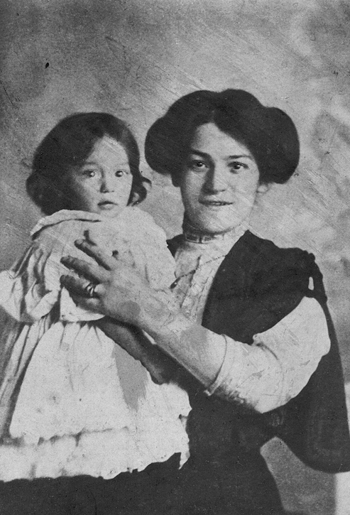 Young Hannah with her mother, Miriam Lipetz