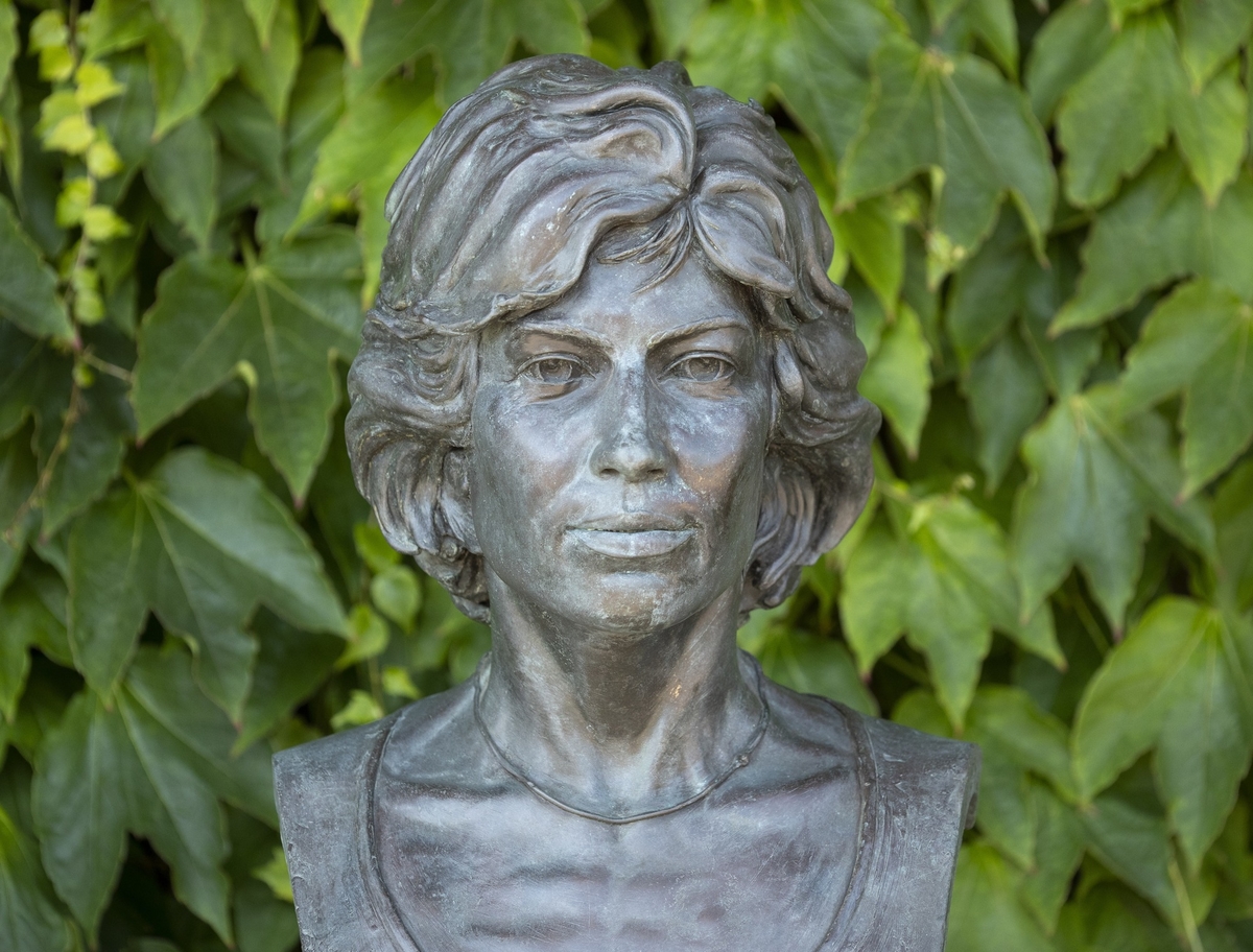 Five Lady Champions Busts – Virginia Wade (b.1945)