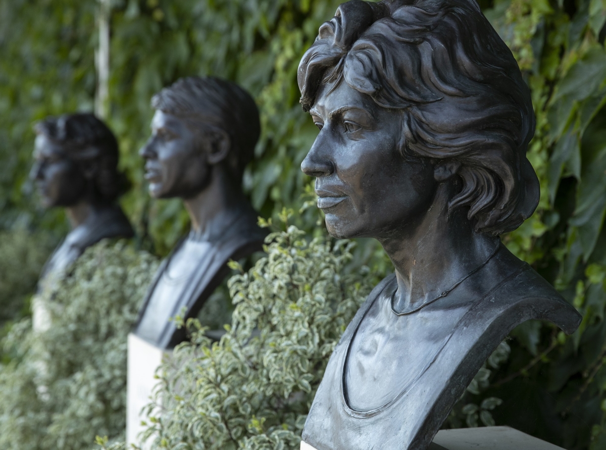 Five Lady Champions Busts – Virginia Wade (b.1945)