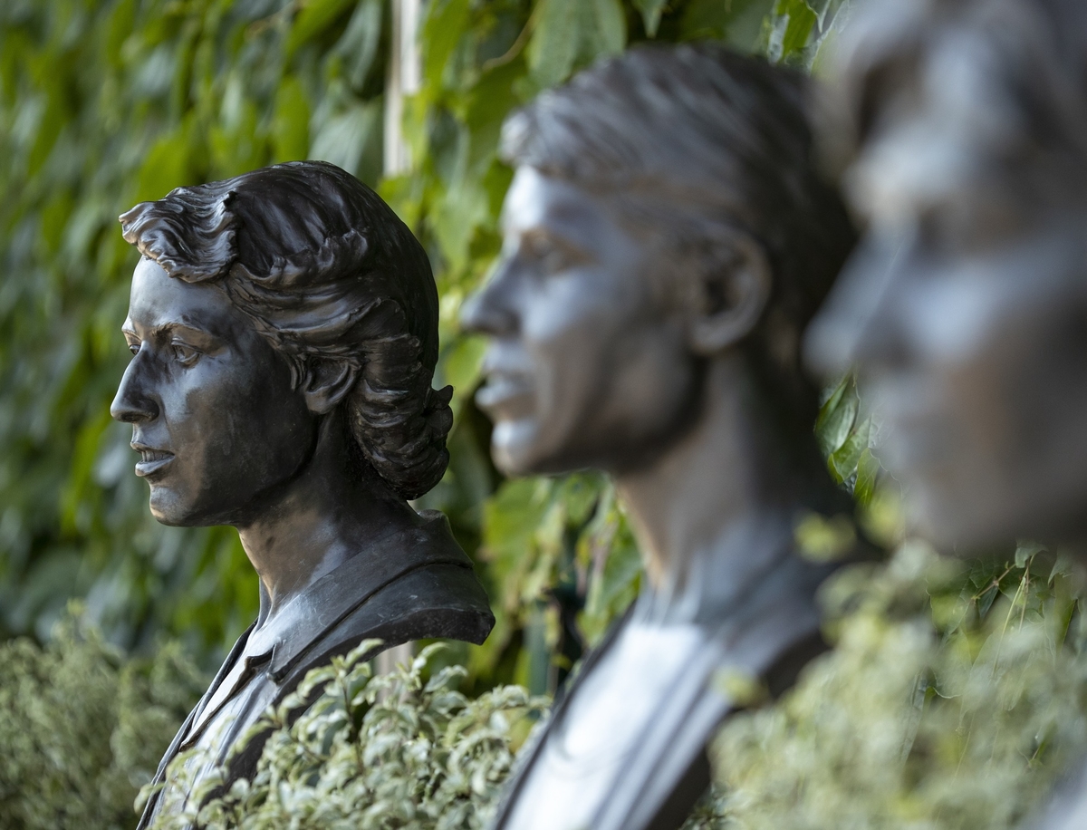 Five Lady Champions Busts – Angela Mortimer (b.1932)