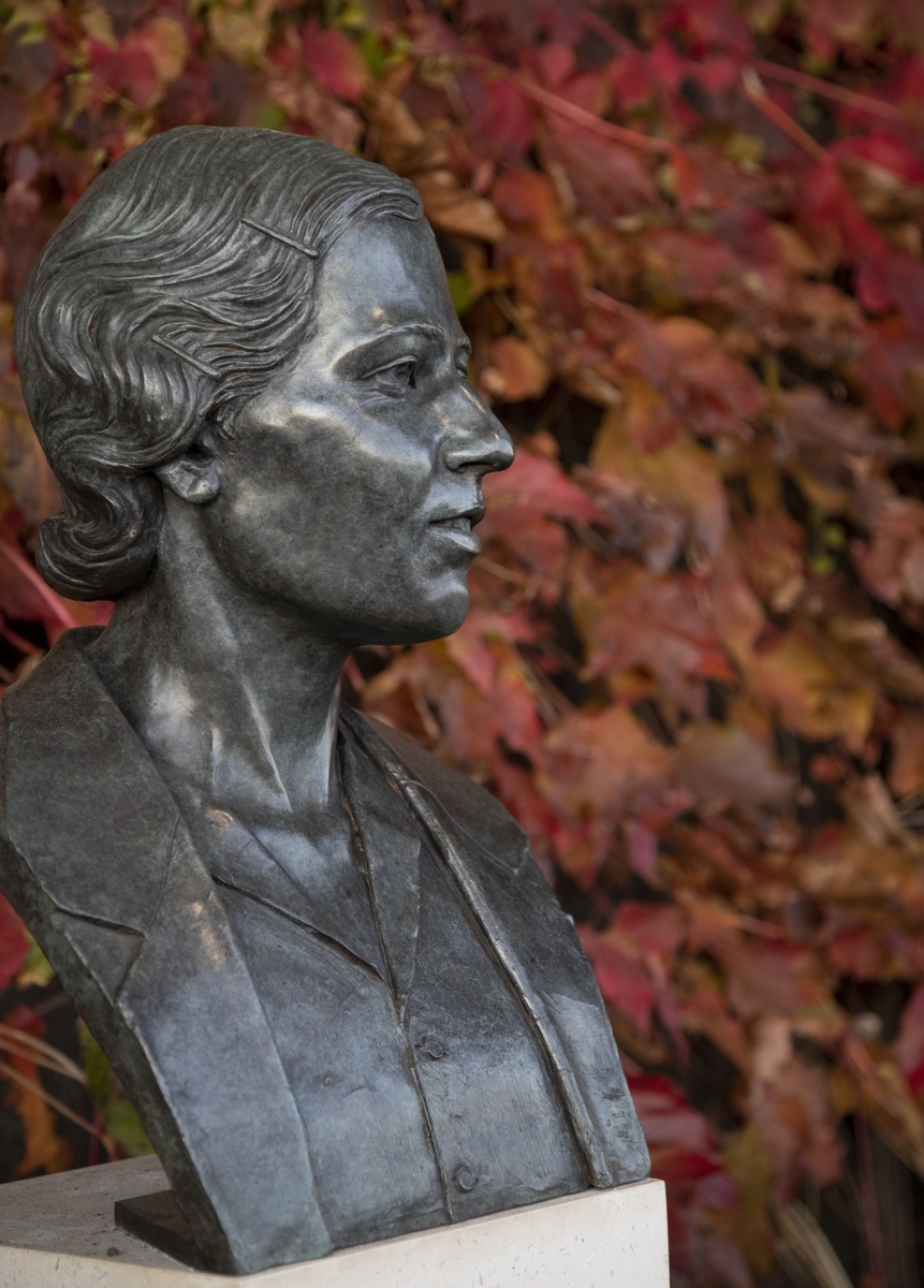 Five Lady Champions Busts – Dorothy Round (1909–1982)