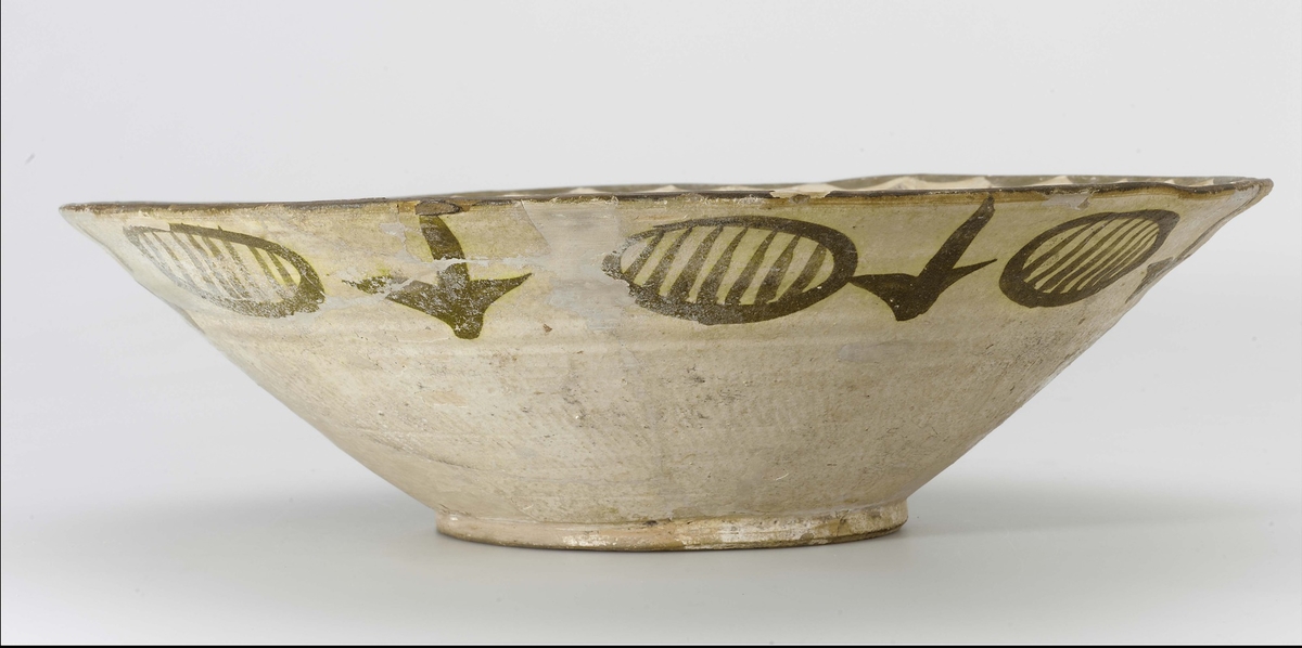 Bowl with the Figure of a Seated Prince