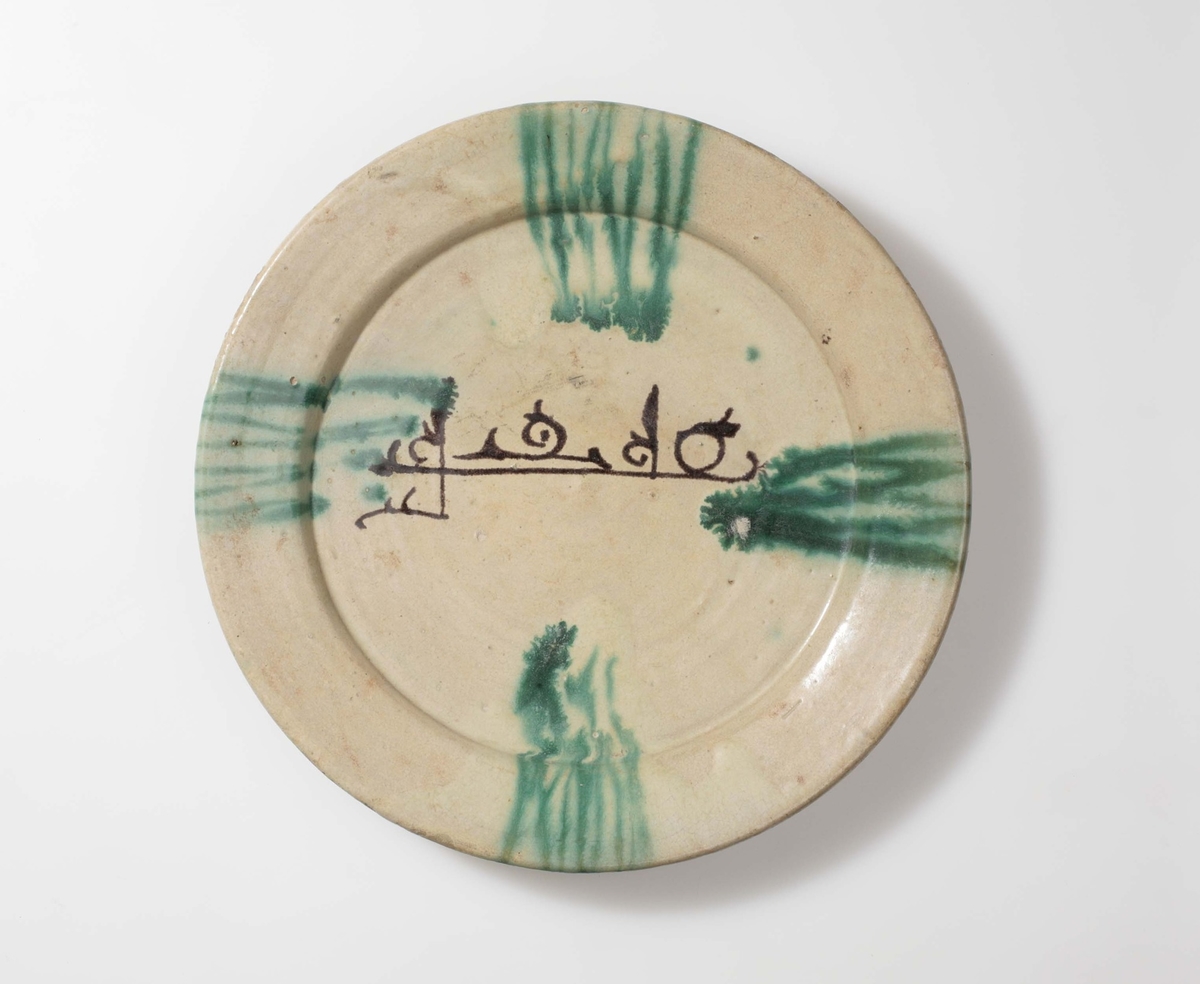 Broad-Rimmed Dish with Splashed Decoration