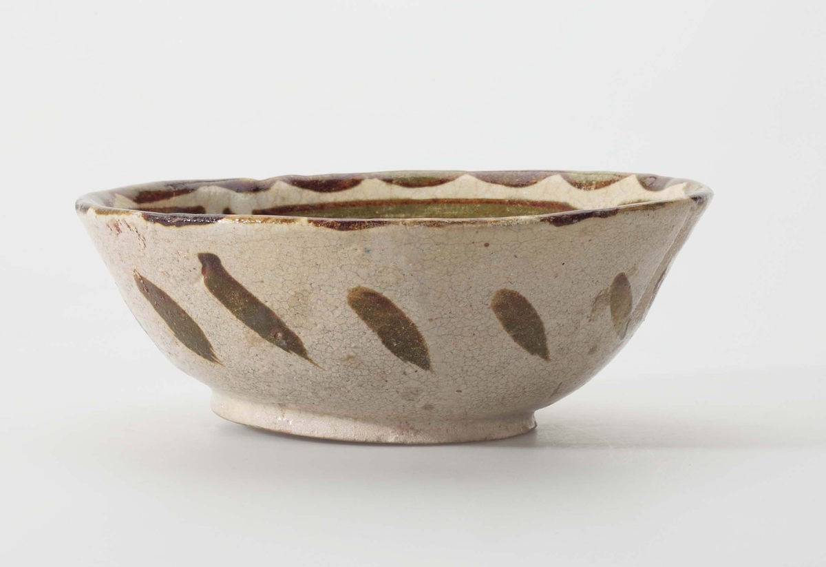 Shallow Bowl with Lustre Decoration