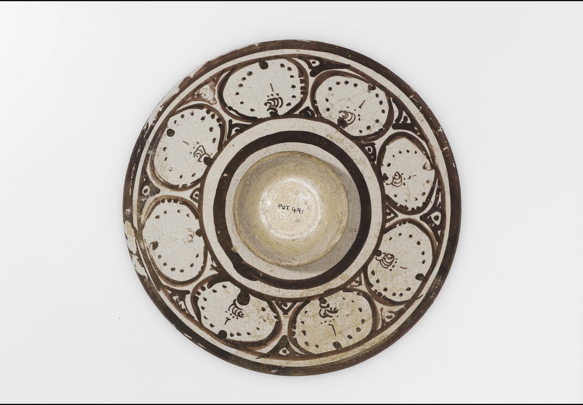 Shallow Dish with Four Figures