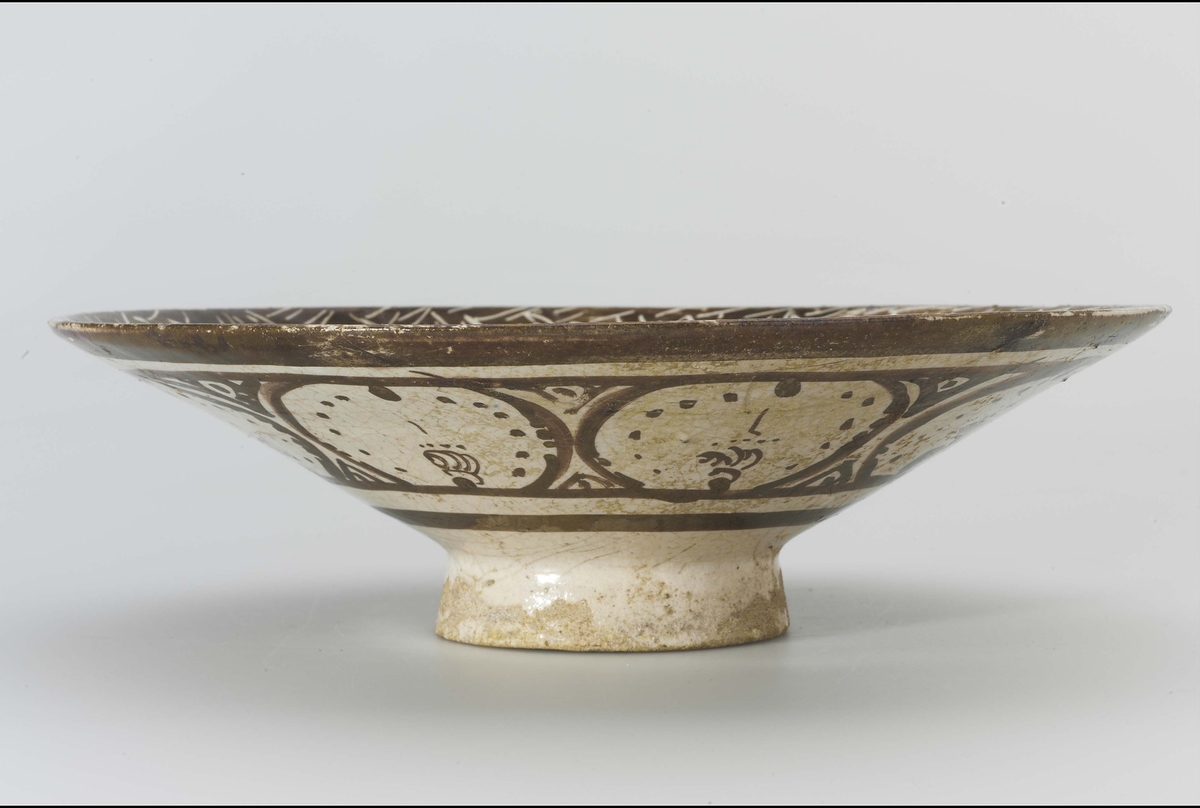 Shallow Dish with Four Figures