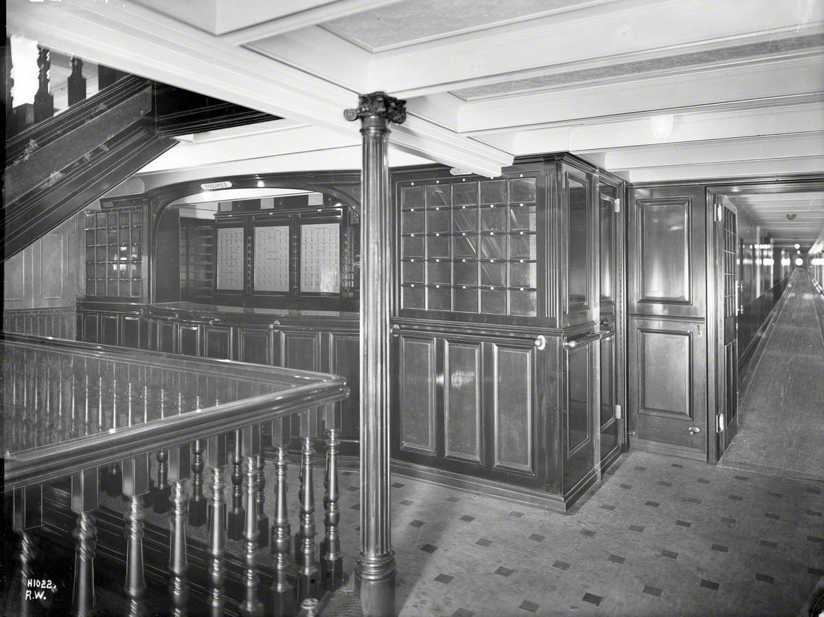 First class enquiries desk and office