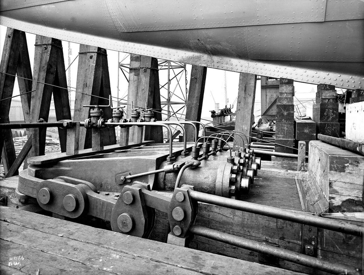 Hydraulic launch rams below port bow