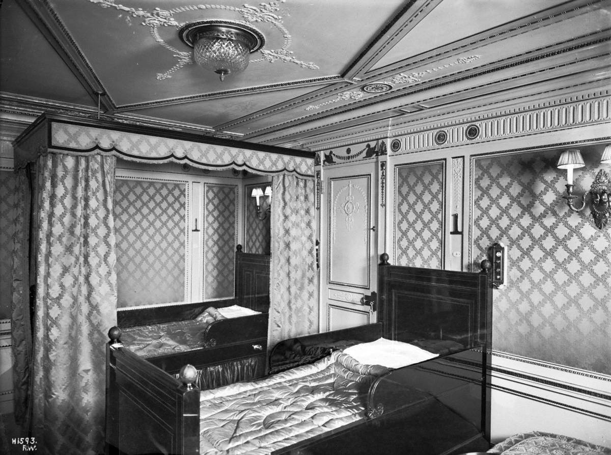 First class suite bedroom Empire style