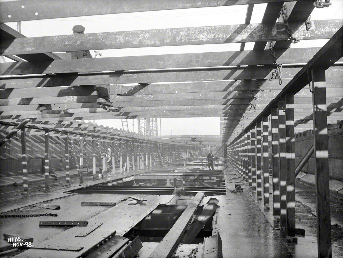 Internal structural arrangement of deckhouse and promenade on upper deck