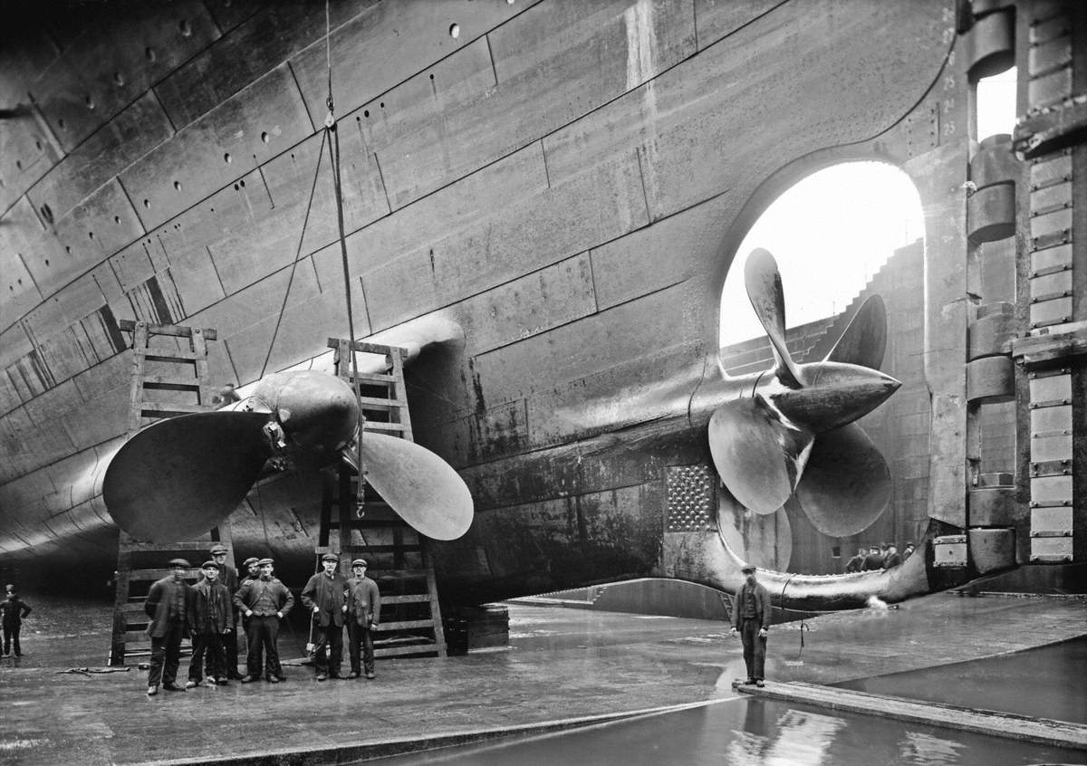 Centre propeller and port propeller with missing blade, Thompson Graving  Dock, with posed workers | Art UK