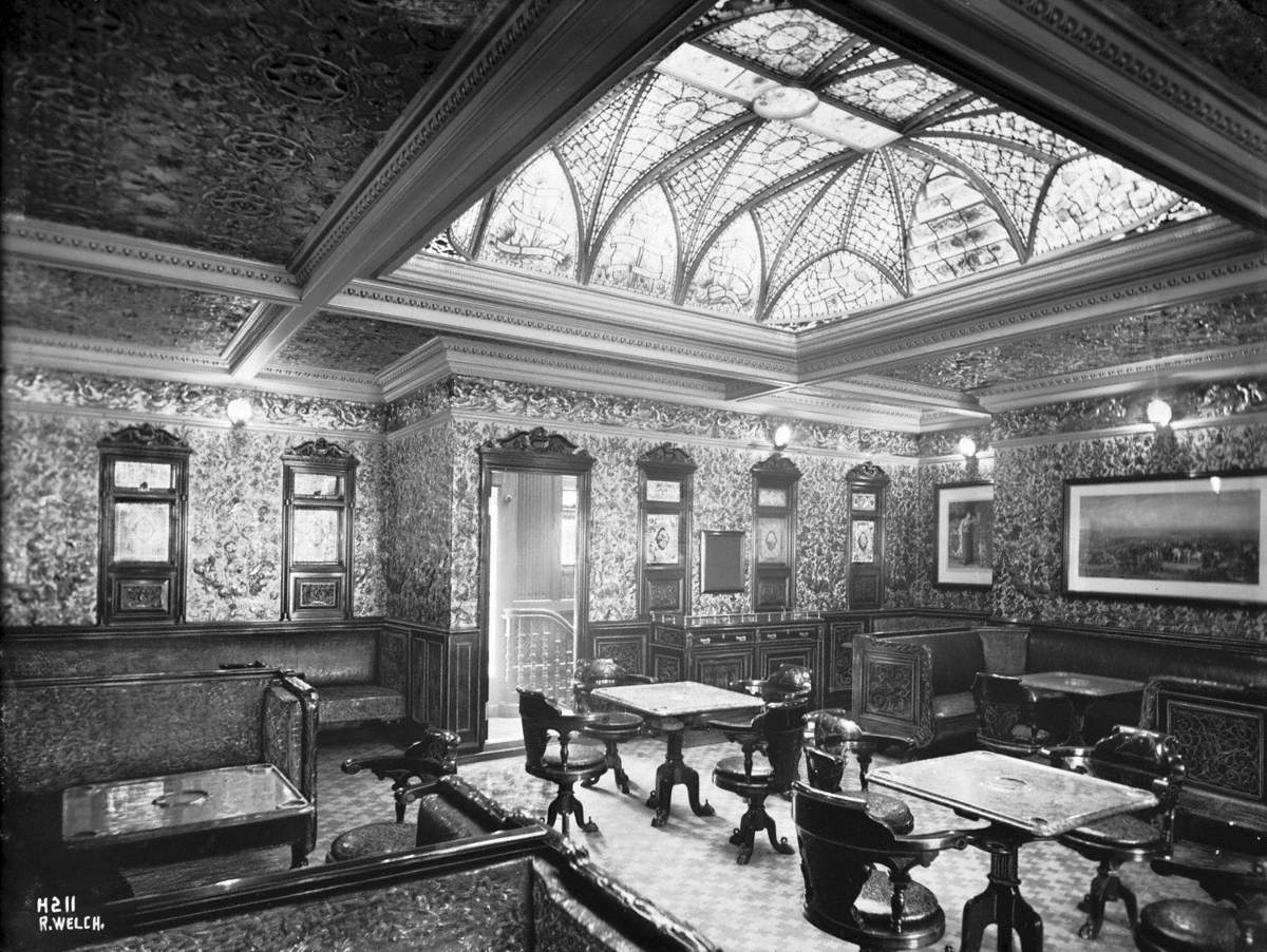 First class smoke room with ceiling dome