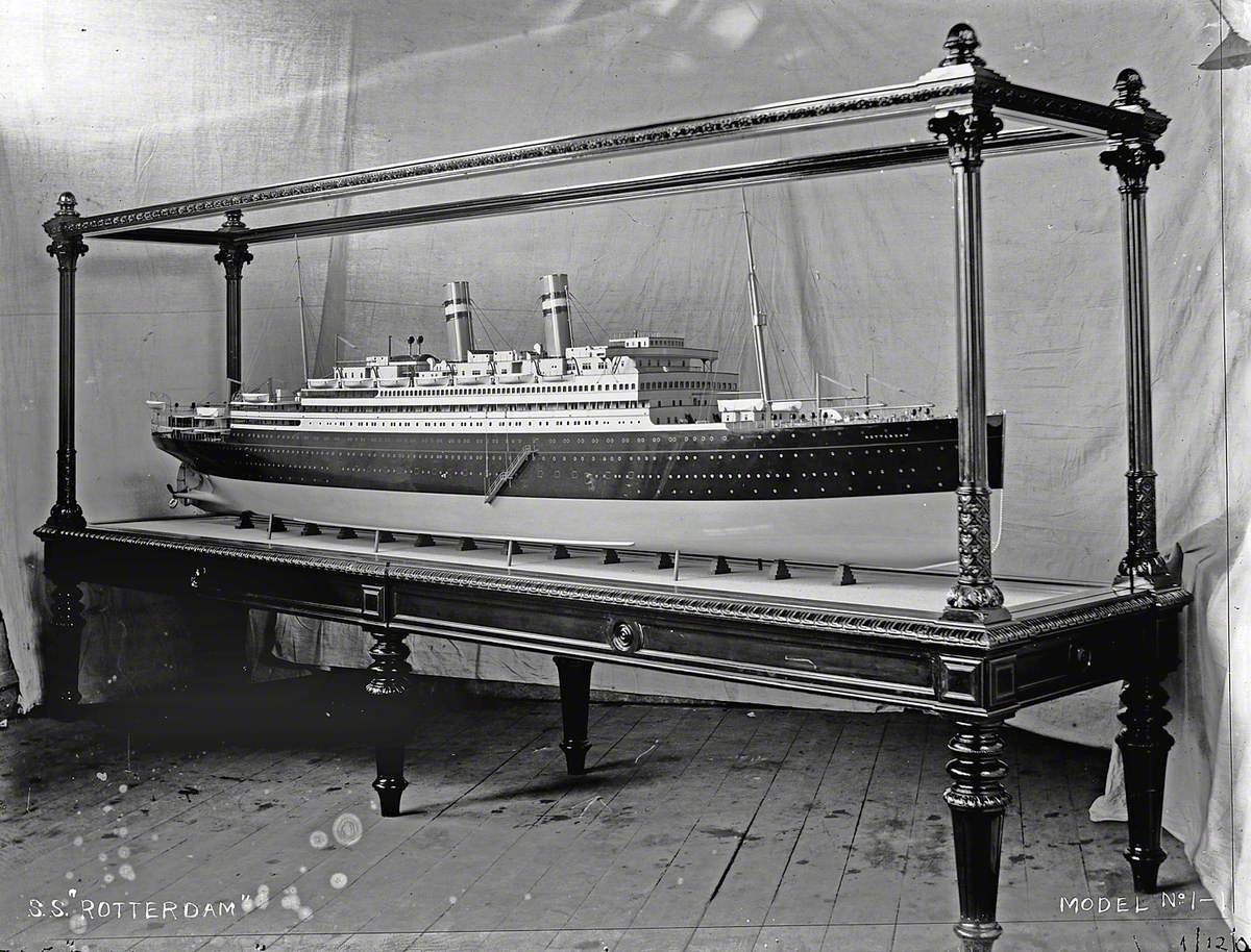 Cased builder's No. 1 model, starboard bow 3/4 profile