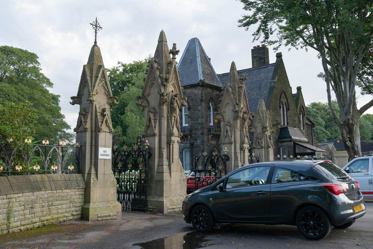 Cemetery Gatepiers and Gates, St Peter's Road