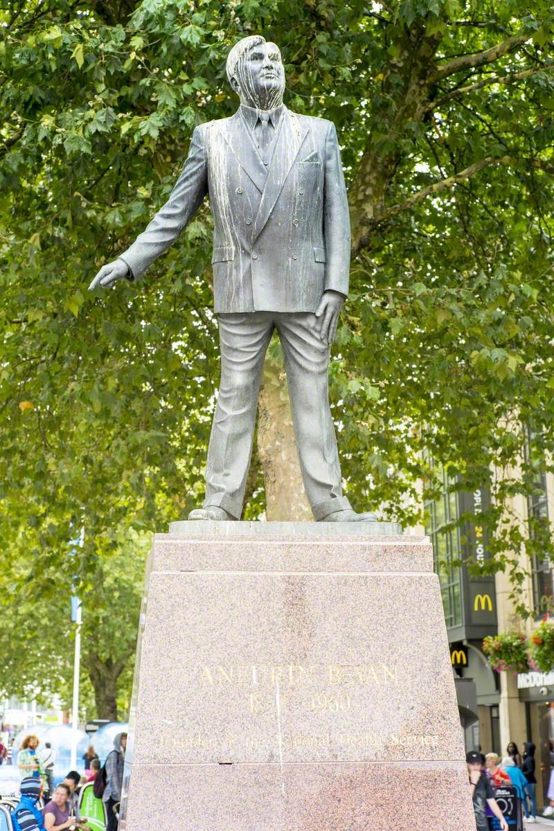 Statue of Nye Bevan by Robert Thomas – People's History of the NHS