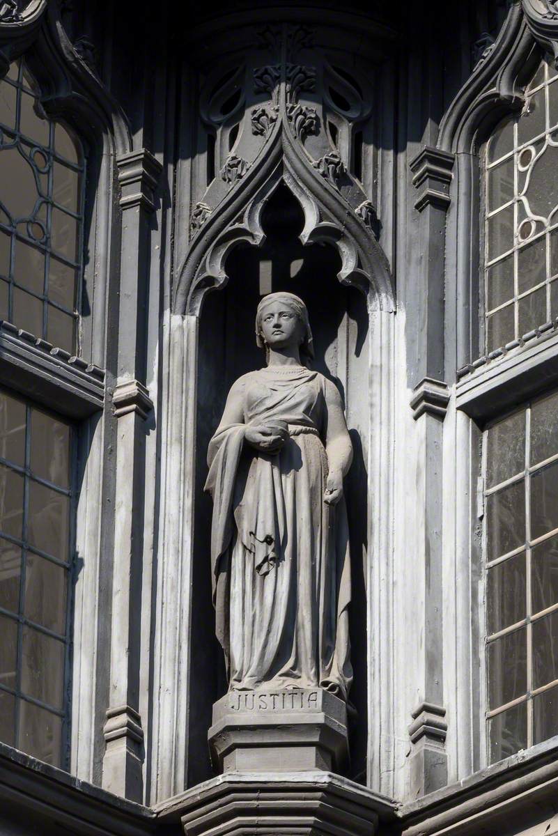 Statues above 5 Northgate Street