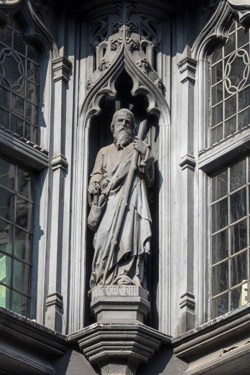 Statues above 5 Northgate Street