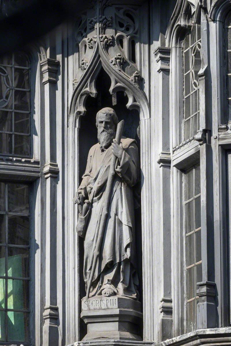 Statues above 5 Northgate Street