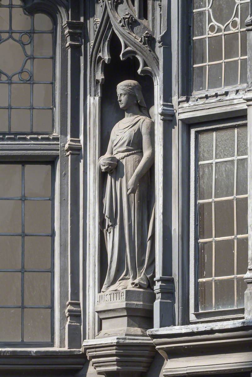 Statues above 5 Northgate Street