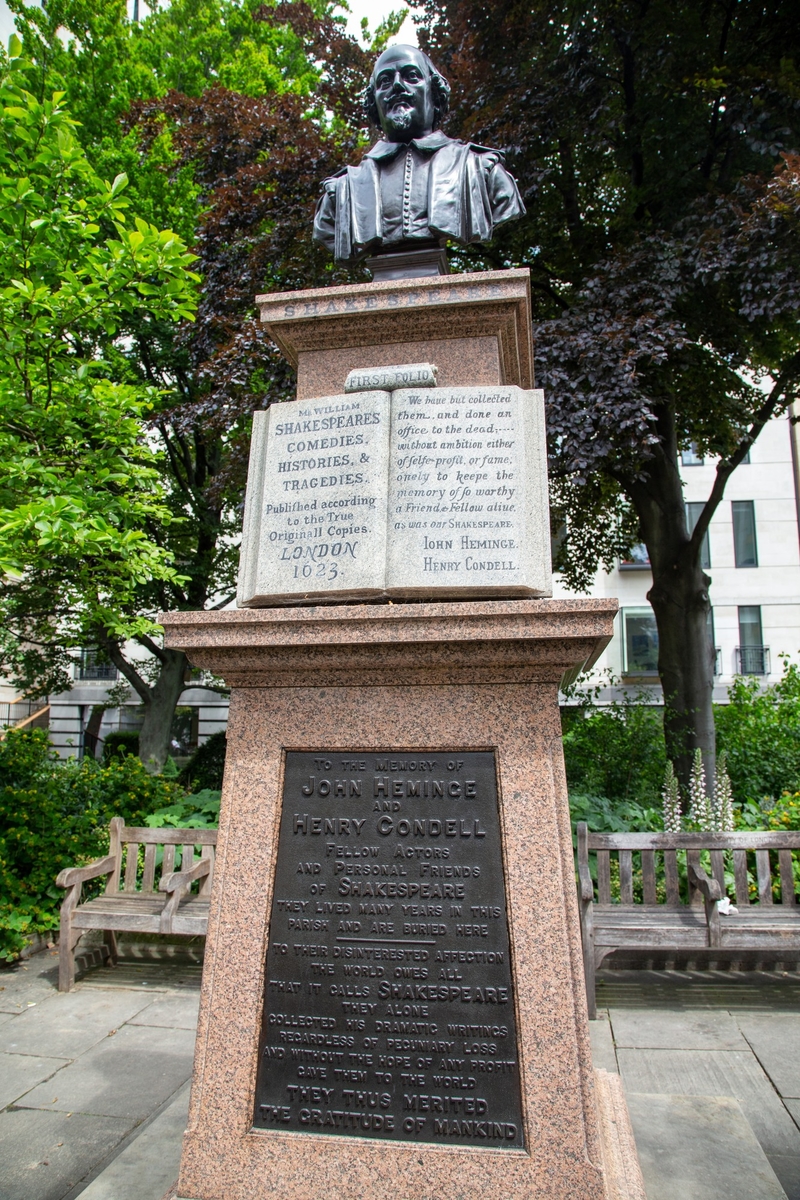 Memorial to John Heminge (1566–1630) and Henry Condell (1576 baptised–1627) (with William Shakespeare, 1564–1616)
