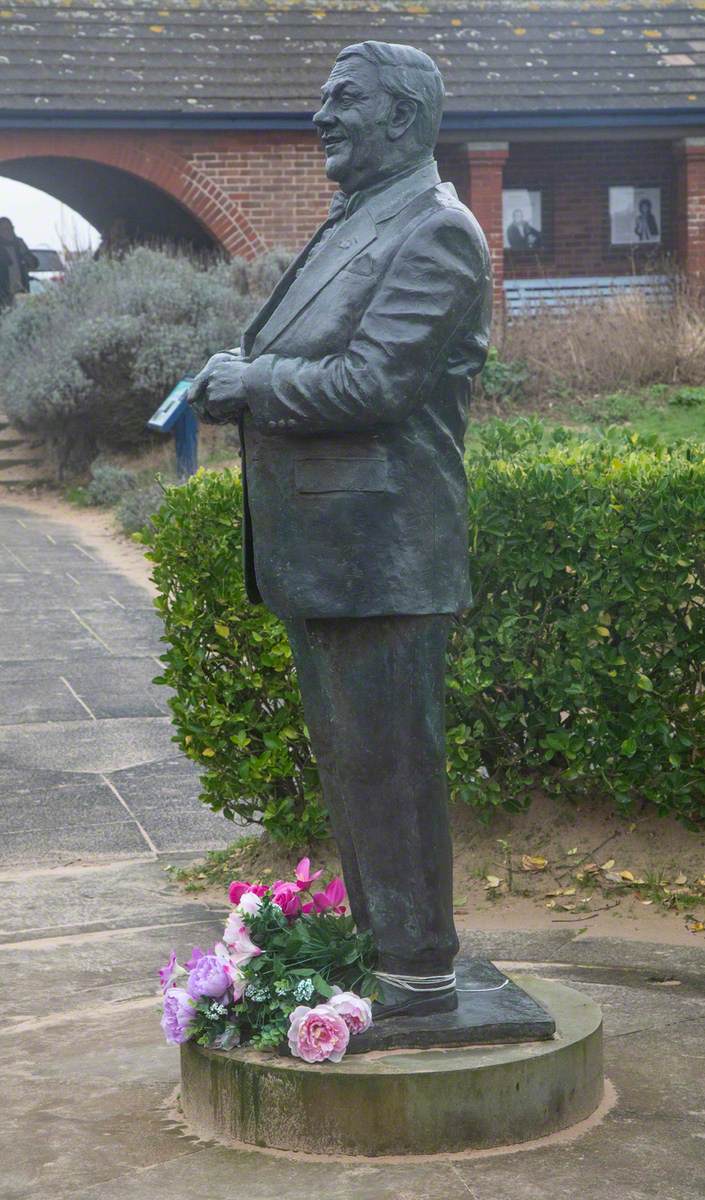 Get Les Dawson Statue Pictures