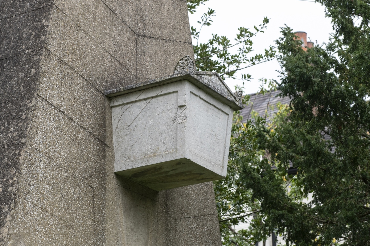 The Loudon Monument (The Coffin in the Air)