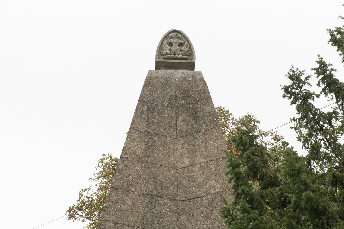 The Loudon Monument (The Coffin in the Air)