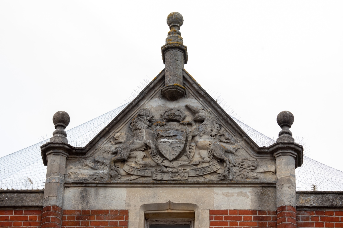 Pediment, Royal Coat of Arms