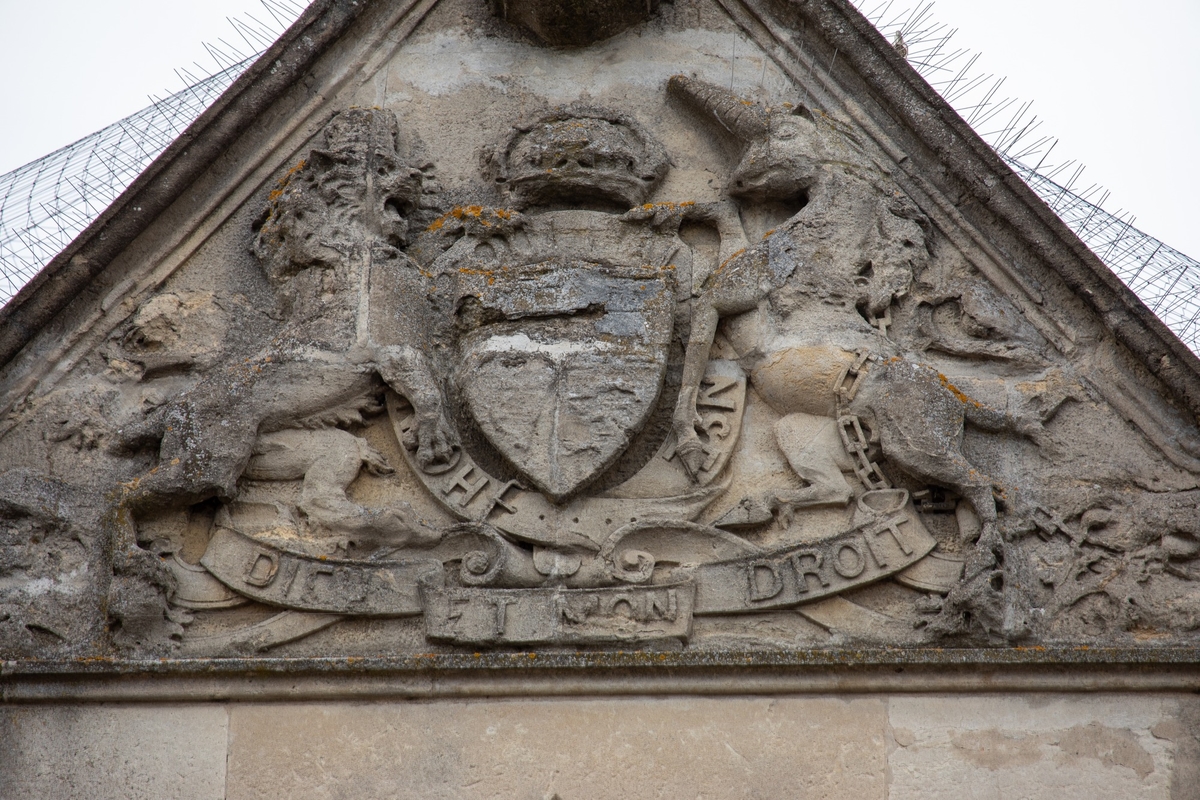 Pediment, Royal Coat of Arms