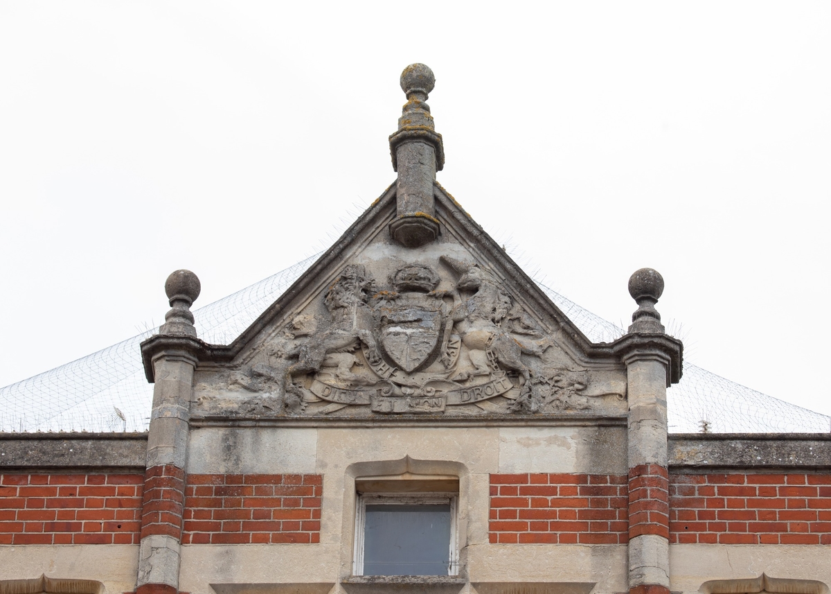 Pediment, Royal Coat of Arms