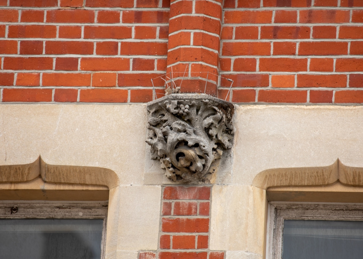 Pediment, Royal Coat of Arms