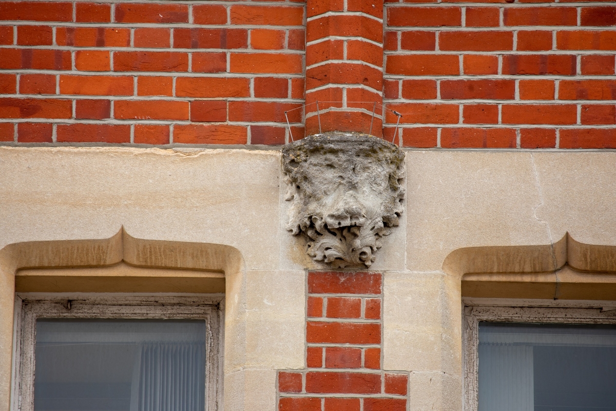 Pediment, Royal Coat of Arms