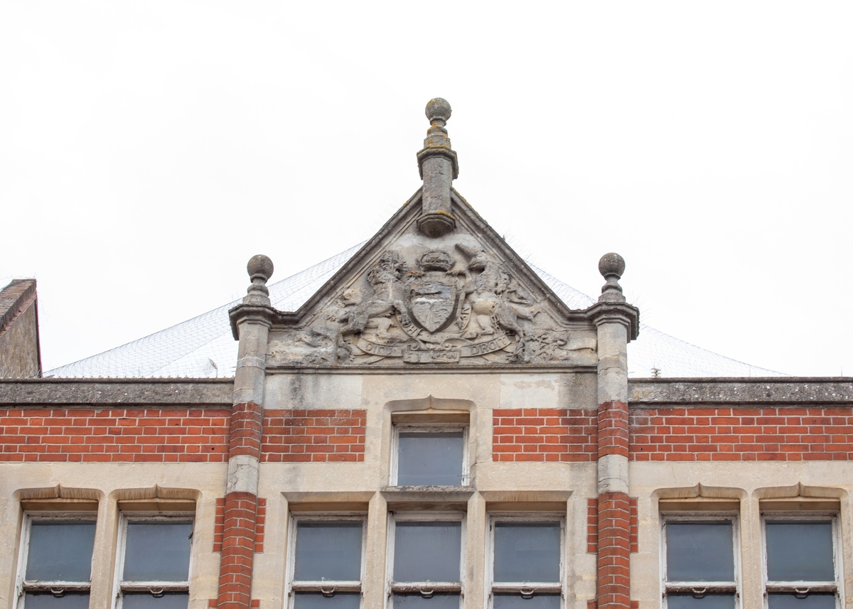 Pediment, Royal Coat of Arms