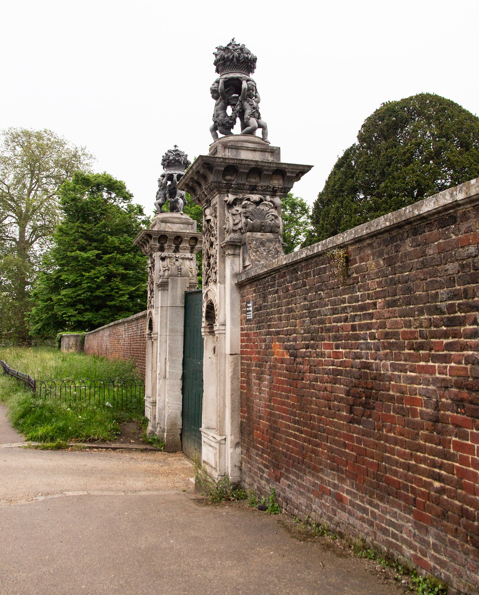 Flower Baskets with Putti (Flowerpot Gate)