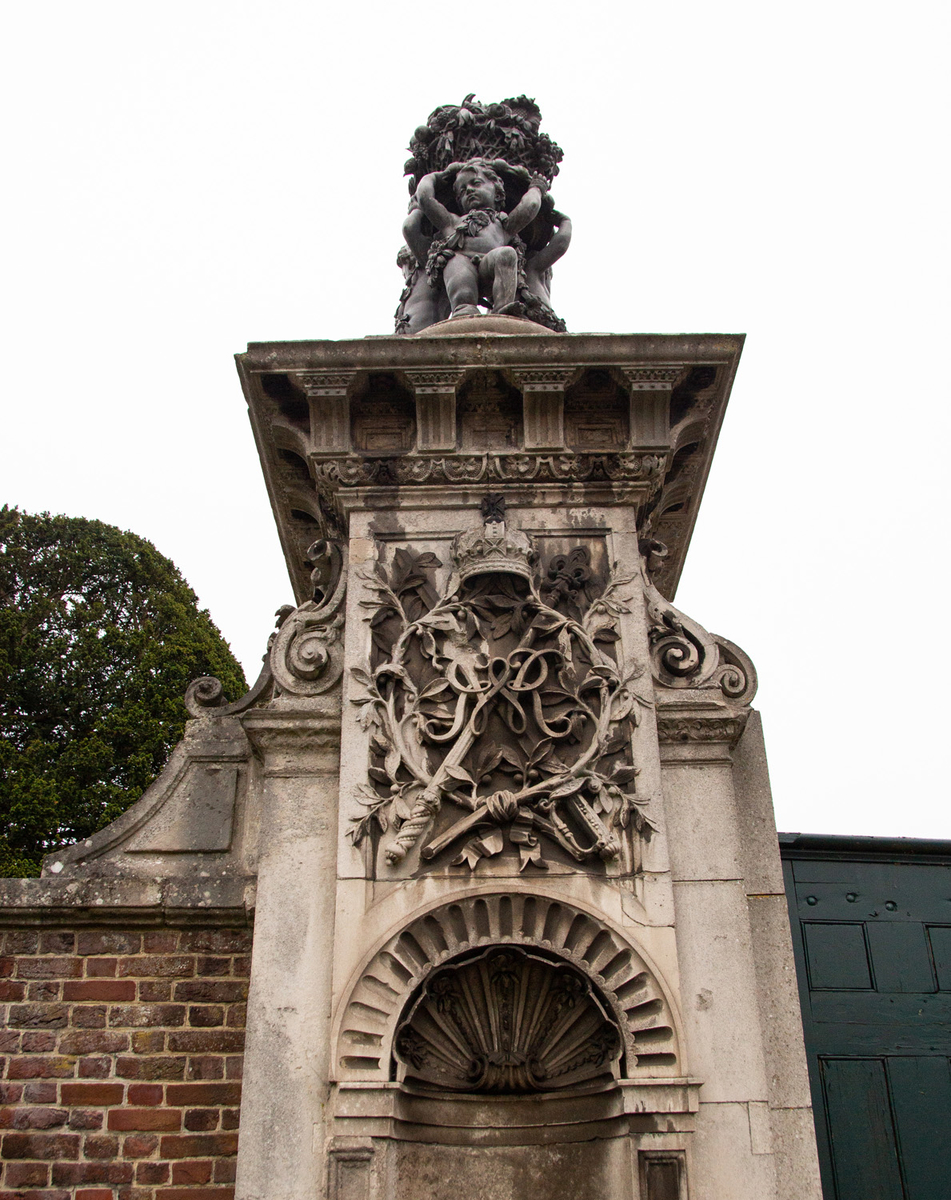 Flower Baskets with Putti (Flowerpot Gate)