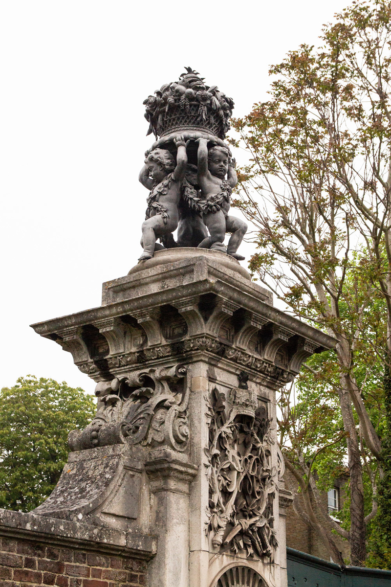 Flower Baskets with Putti (Flowerpot Gate)