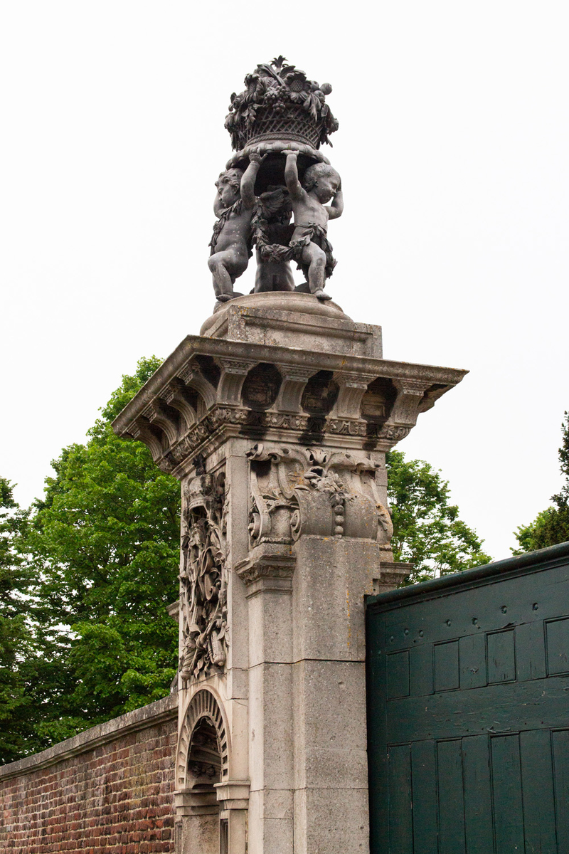 Flower Baskets with Putti (Flowerpot Gate)