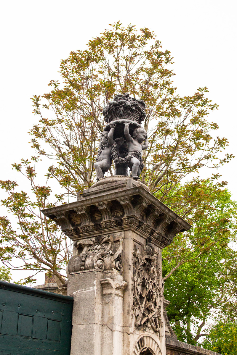 Flower Baskets with Putti (Flowerpot Gate)