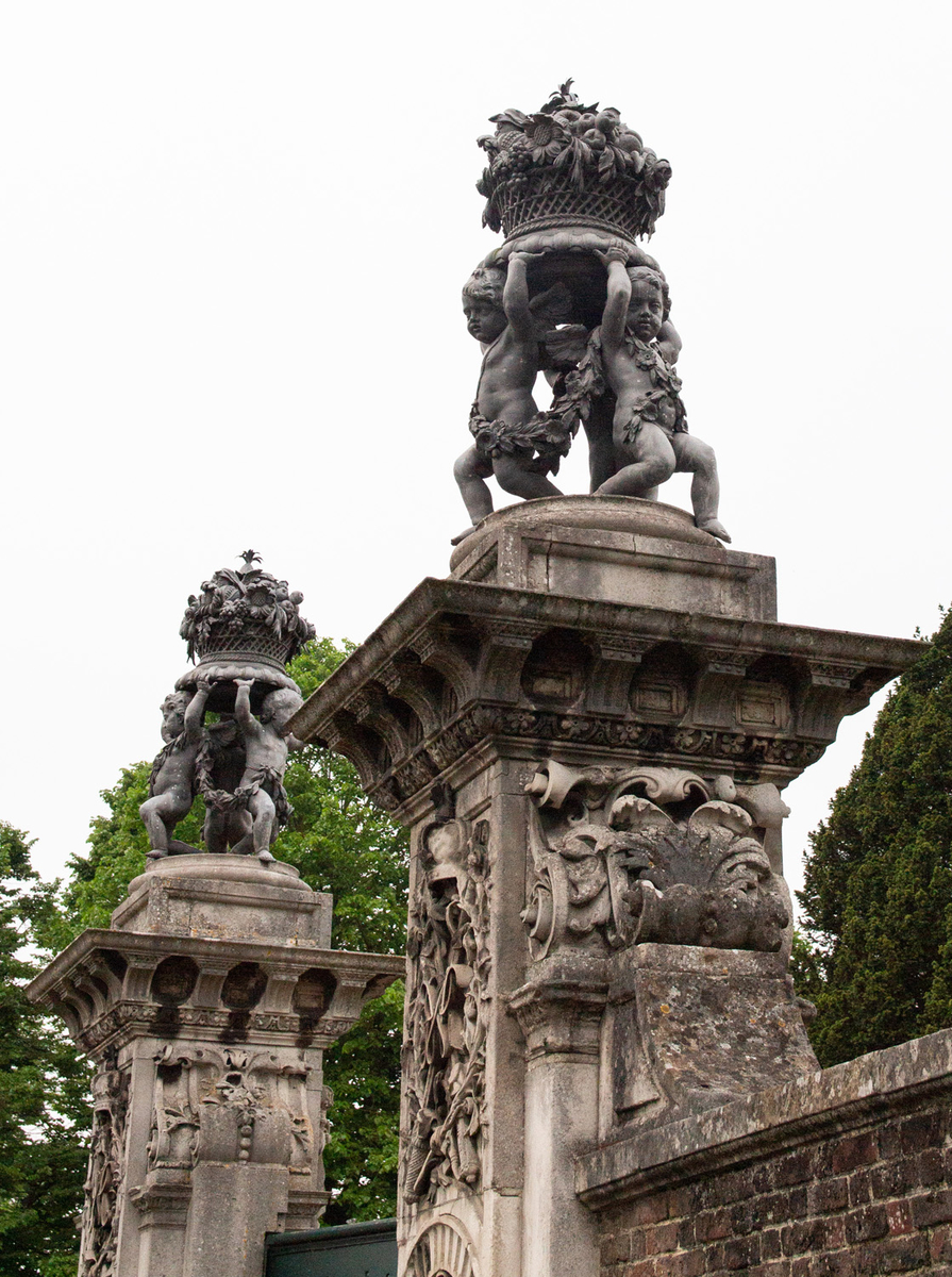 Flower Baskets with Putti (Flowerpot Gate)