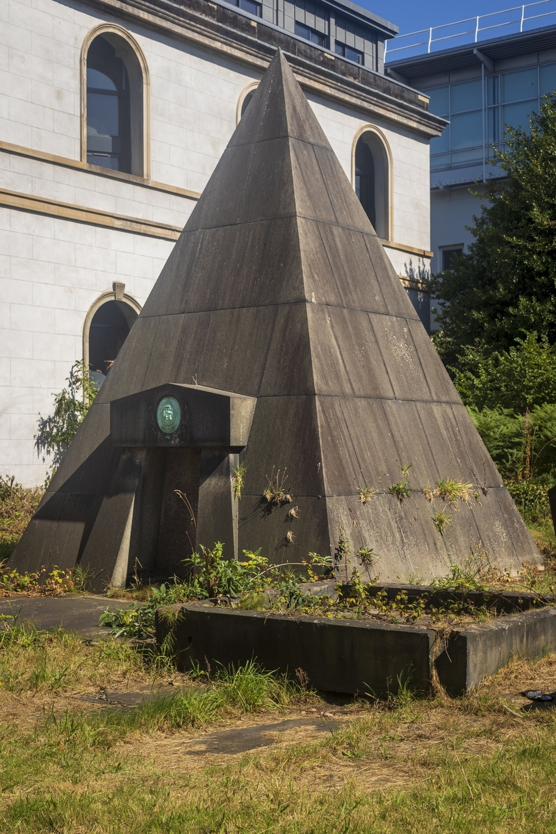 Tomb of William Mackenzie