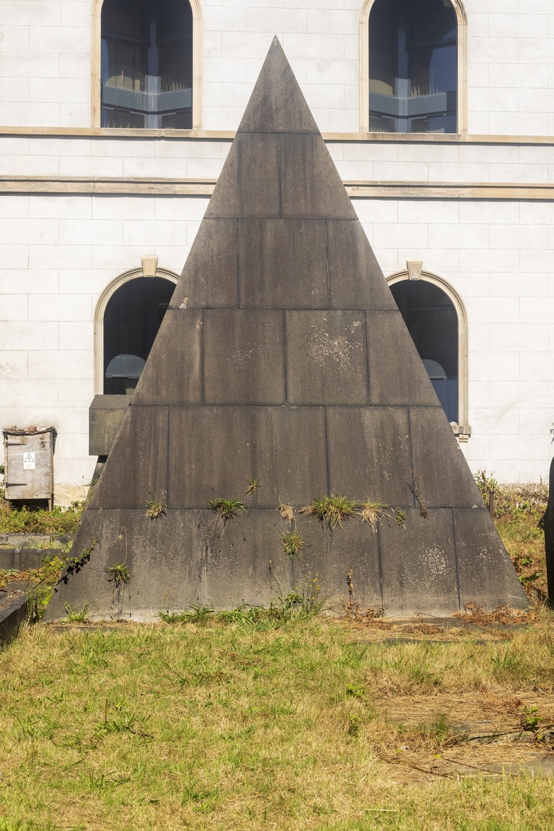 Tomb of William Mackenzie